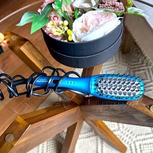 BabyLiss Pro straight brush . Travel size .